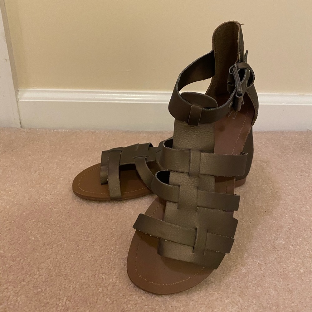 GAP gladiator sandals size 6